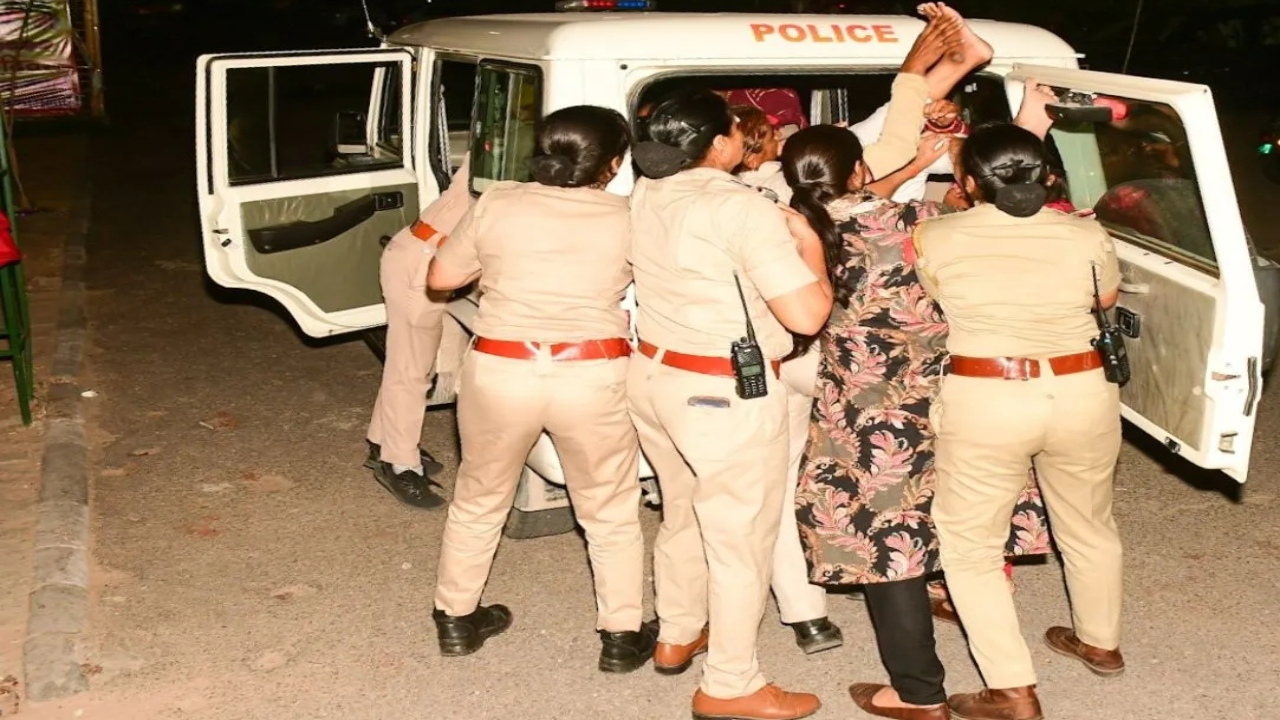 बीजेपी मुख्यालय के बाहर धरने पर बैठे परिवार को पुलिस ने जबरन उठाया, मां बोलीं- 'अब भरोसा नहीं, न्याय चाहिए'