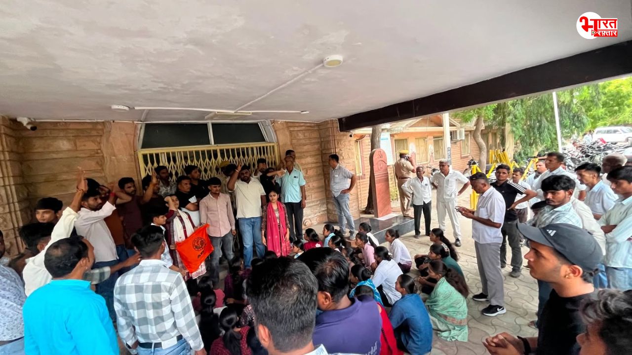 बीजेपी सरकार के खिलाफ पार्टी के ही छात्र संगठन ABVP का प्रदर्शन, लगाए मुर्दाबाद के नारे, बाड़मेर रेप केस में न्याय की मांग