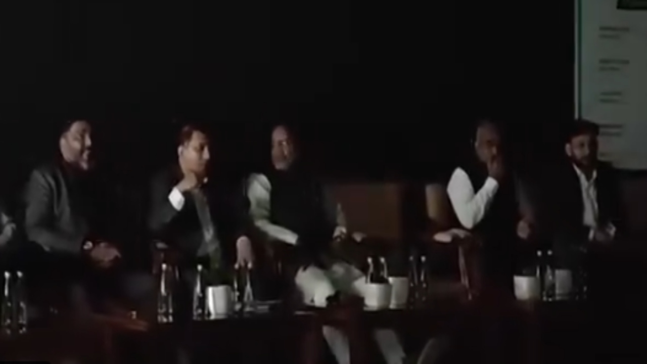 जयपुर में उर्जा मंत्री के कार्यक्रम के दौरान बिजली गुल, 5 मिनट बाद बहाल हुई आपूर्ति, जानें कब-कब सरकारी कार्यक्रम में कट हुई बिजली