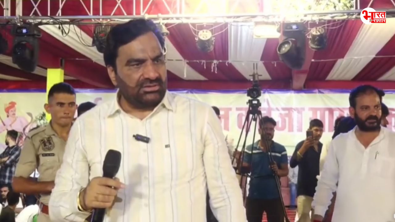 बीच भाषण में माइक फेंका, स्टेज छोड़ा...आखिर हनुमान बेनीवाल के गुस्से की क्या थी असली वजह, आयोजनकर्ता भी निराश