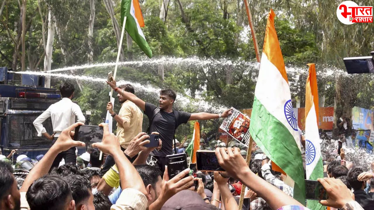 झारखंड प्रदर्शन में वाटर कैनन पर नाचे छात्र, बीजेपी नेता लिए हिरासत में 
