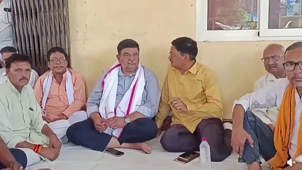 अपने ही प्रशासन के खिलाफ धरने पर बैठे वन मंत्री संजय शर्मा, गहलोत बोले- बीजेपी के मंत्रियों की ये है हैसियत