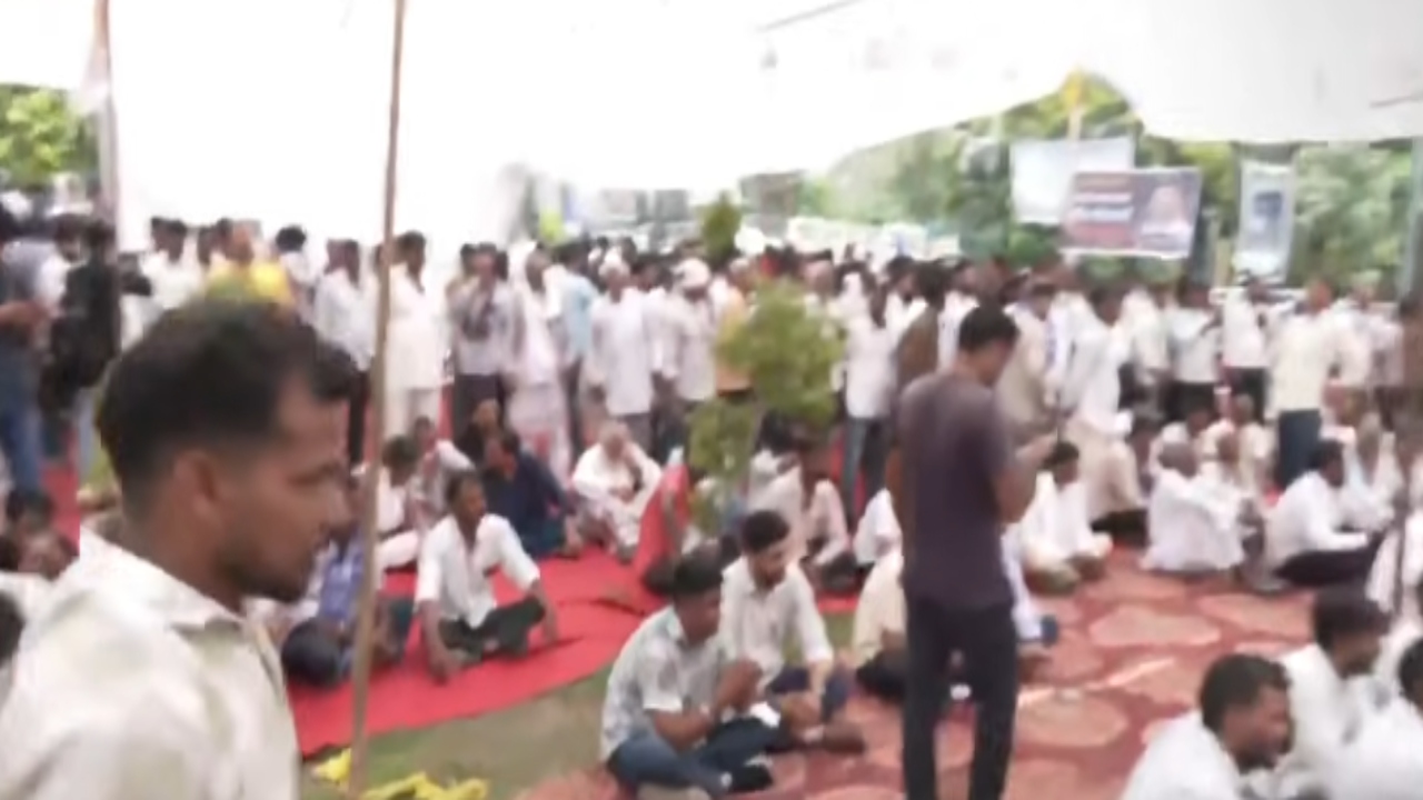 जयपुर में शहीद स्मारक पर डांगावास हत्याकांड के पीड़ित परिवार का प्रदर्शन, बोले- 'आखिरी सांस तक न्याय के लिए लड़ेंगे'