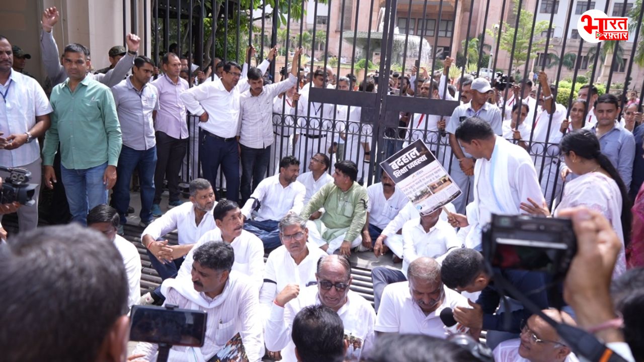 विधानसभा गेट पर धरने पर बैठे पायलट-डोटासरा-जूली, गहलोत दिल्ली में...सदन में नदारद विपक्ष