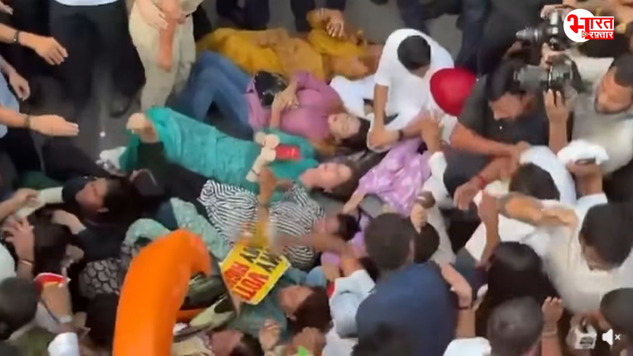 ज्ञानेश कुमार के इस्तीफे की मांग पर कांग्रेस का प्रदर्शन, लगातार दूसरे दिन हिरासत में लिए राहुल-प्रियंका समेत कई नेता 