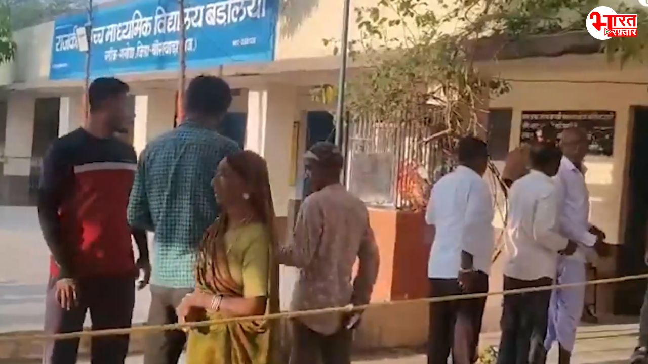 Rajasthan Panchayat Election 2026: कहीं EVM खराब कहीं चुनाव का बहिष्कार, ड्यूटी छोड़ खाना खाने गए कर्मचारी सस्पेंड