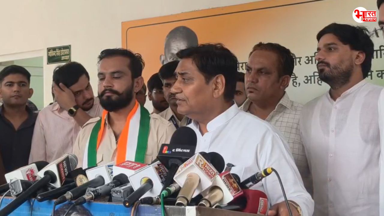 हनुमान बेनीवाल की RLP में गोविंद सिंह डोटासरा ने लगाई सेंध, कई कार्यकर्ता कांग्रेस में कराए शामिल 